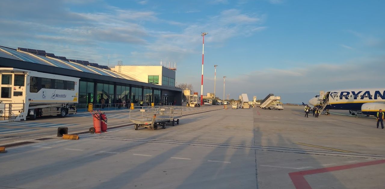 EasyJet Airlines BDS Airport Terminal
