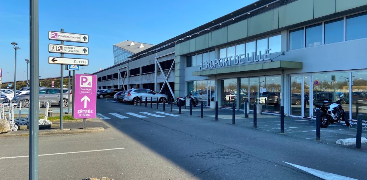 EasyJet Airlines LIL Airport Terminal