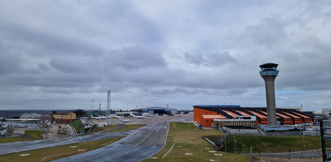 EasyJet Airlines LTN Airport Terminal