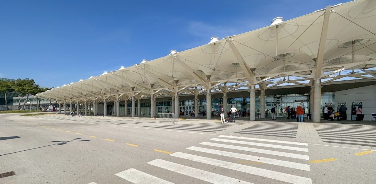 EasyJet Airlines SPU Airport Terminal