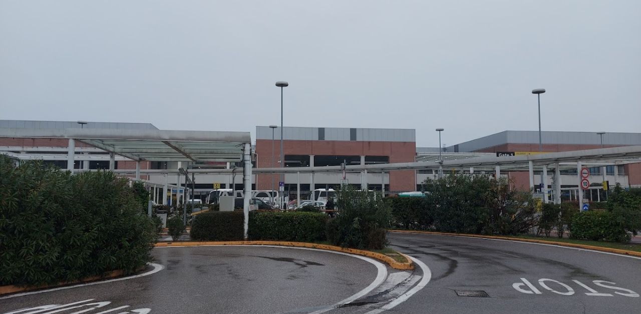 EasyJet Airlines VCE Airport Terminal