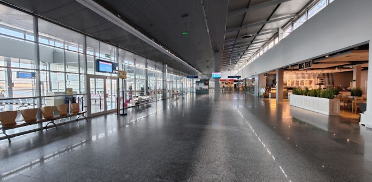 Austrian Airlines POZ Airport Terminal